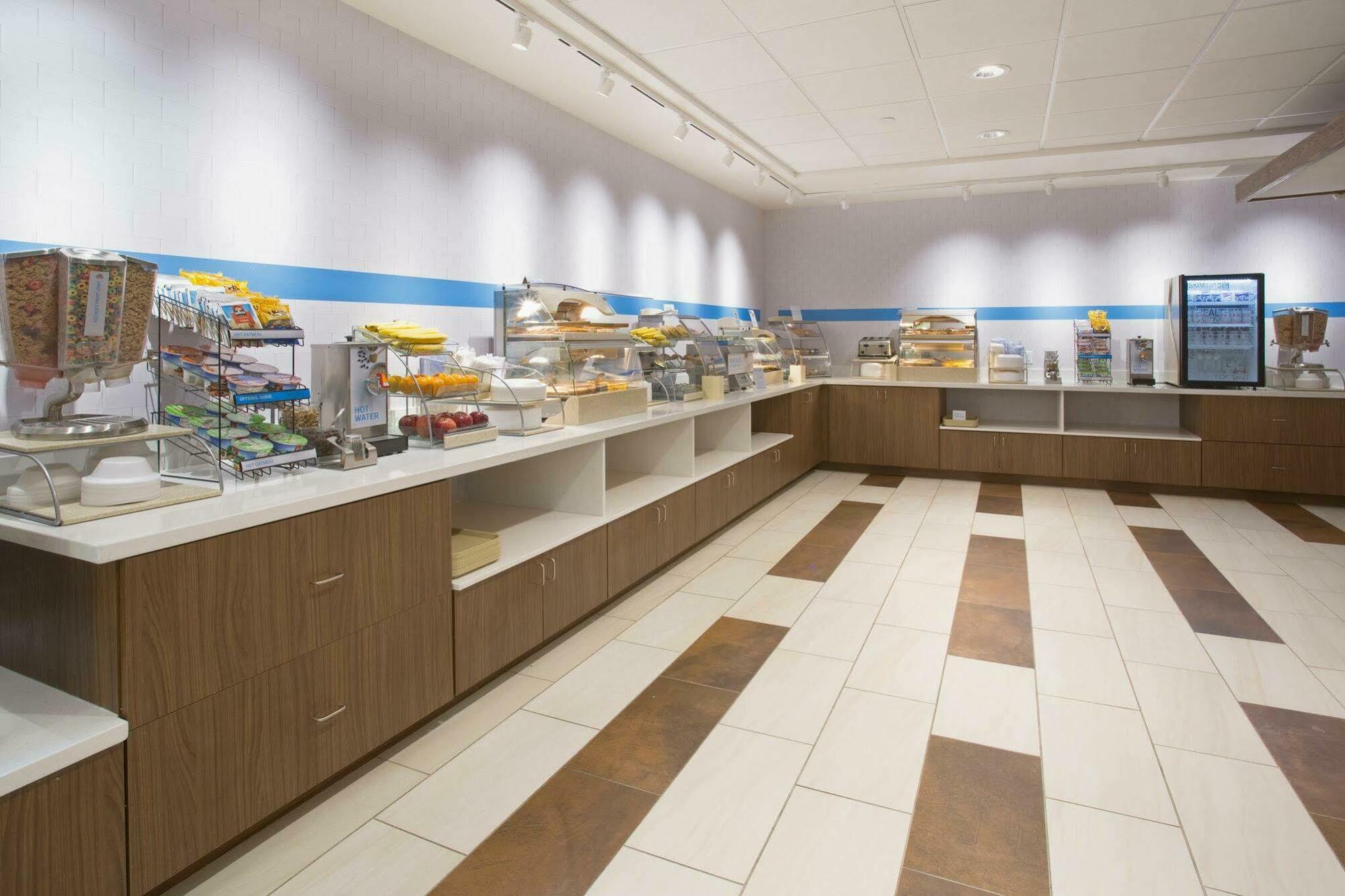 Holiday Inn Express & Suites Chicago North Shore - Niles By Ihg Buitenkant foto